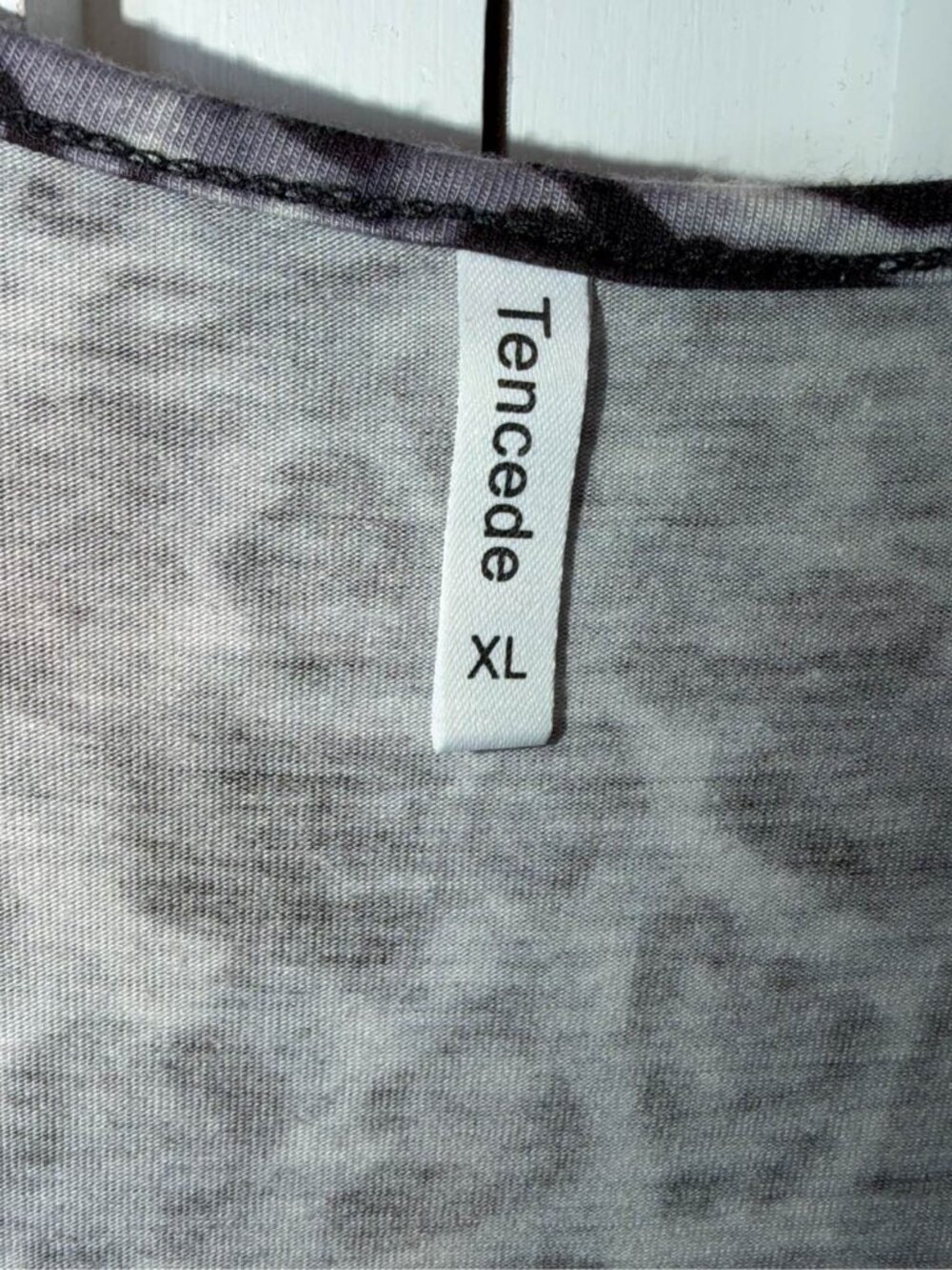 Tencede Black Women's Sleeveless V-Neck Top XL Animal Print Rayon Tank - Picture 3 of 8